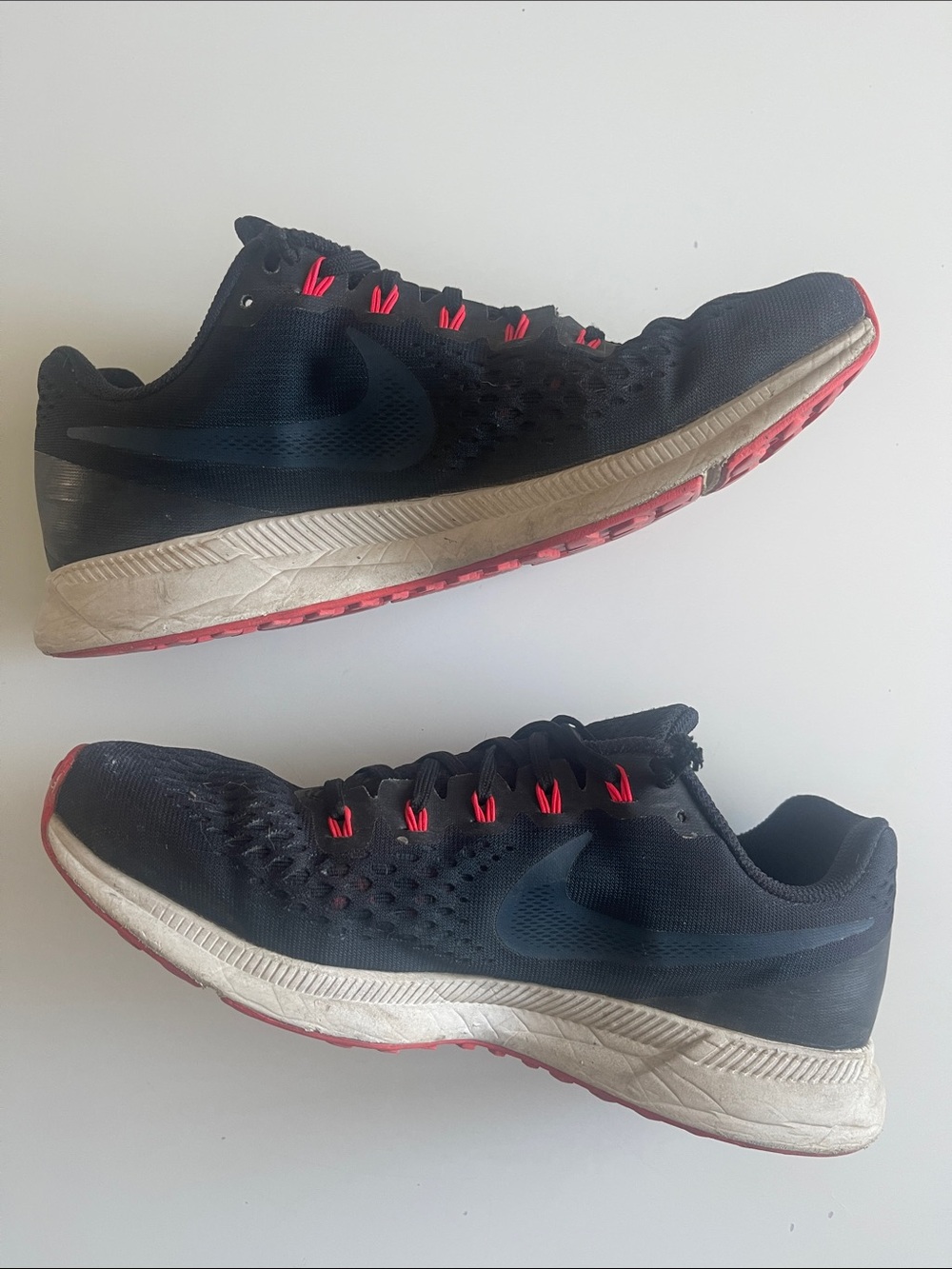 Nike Men’s Black Running Shoes with Pink-Red Accents